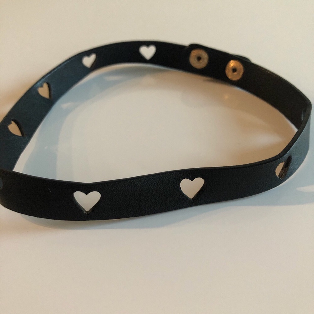 FAUX LEATHER HEART CHOKER🖤